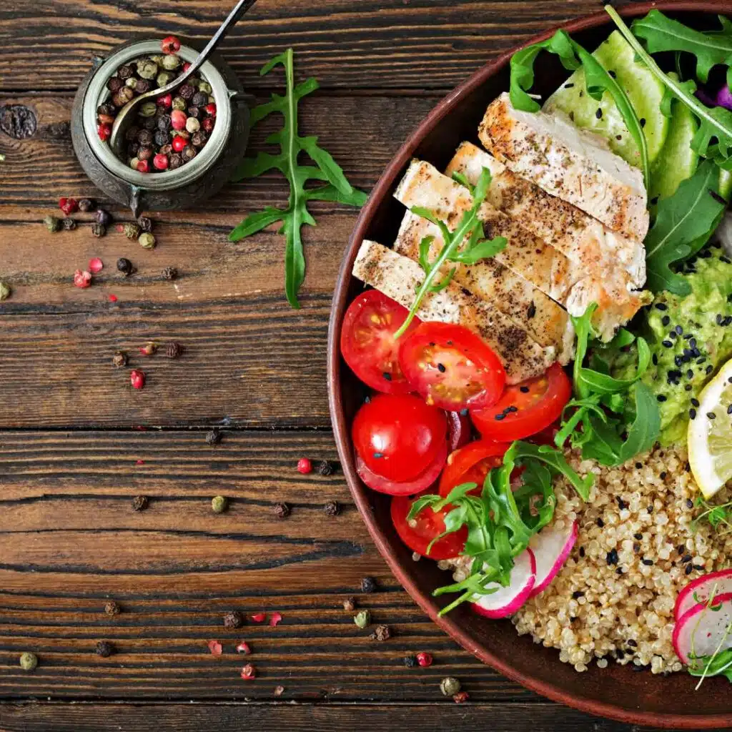 Receita de frango grelhado com quinoa e legumes. 